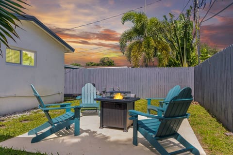 Cozy fire pit | Sunset | Relax with friends