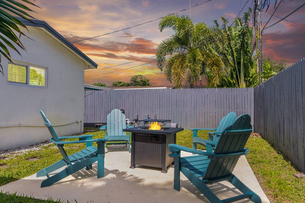 Cozy fire pit | Sunset | Relax with friends