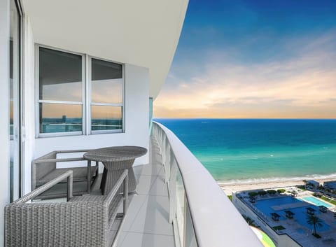Ventur Luxe Condo l Oceanview | LYFE Beach Resort