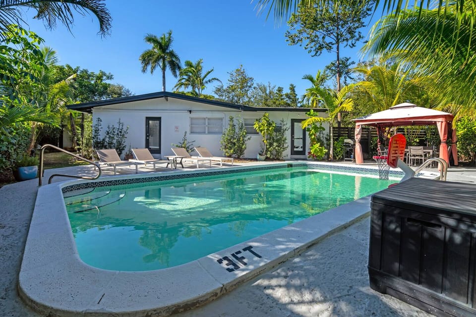 Tropical Private Pool Home | FirePit & Arcades - Fort Lauderdale