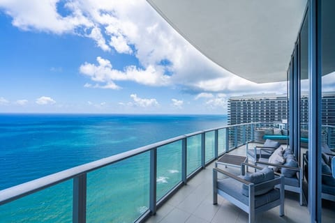Ventur Penthouse | Beachfront | LYFE Beach Resort