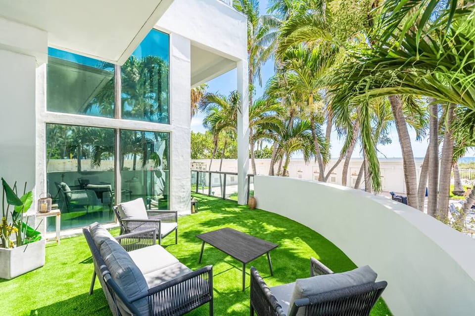Ventur Loft | 2-Story Beachfront | Scenic Views - Miami Beach
