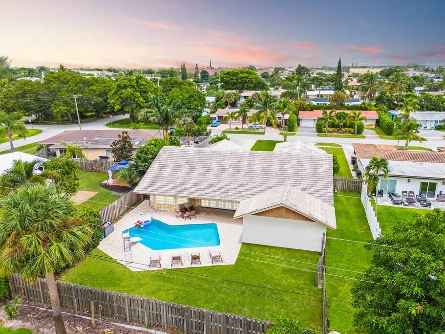 Ventur Serenity | Heated Pool, Slide & Fireplace! - Deerfield Beach