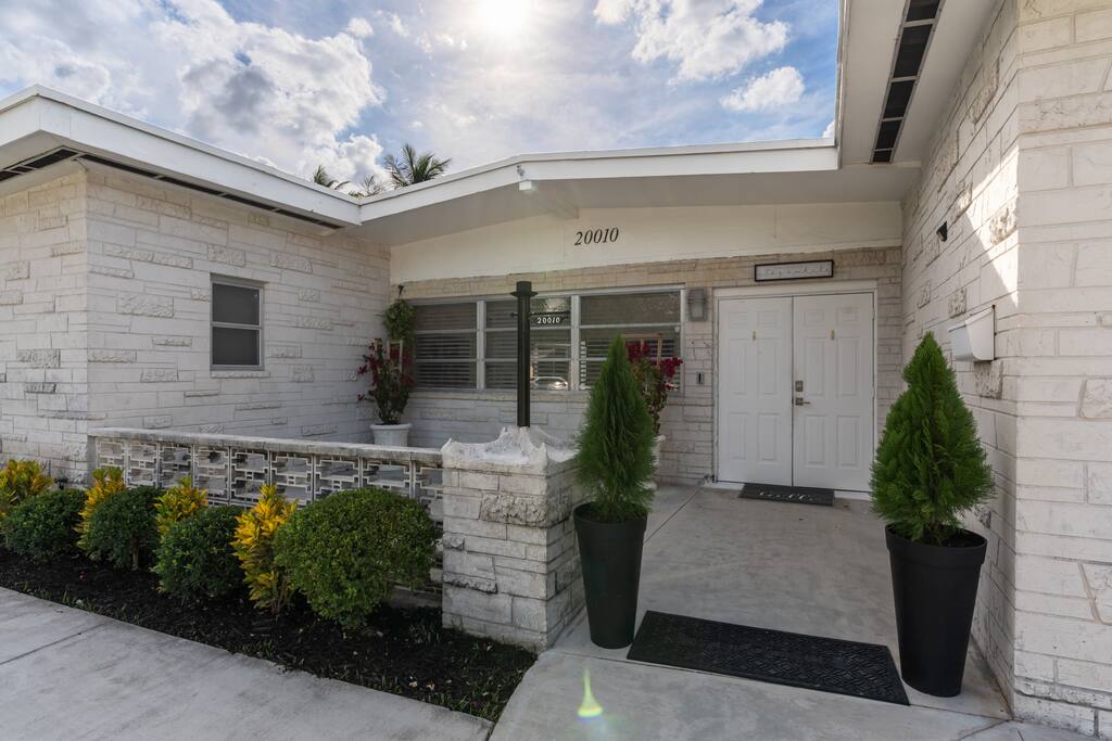 lux-miami-villa-or-heated-pool-or-10-min-to-beach/