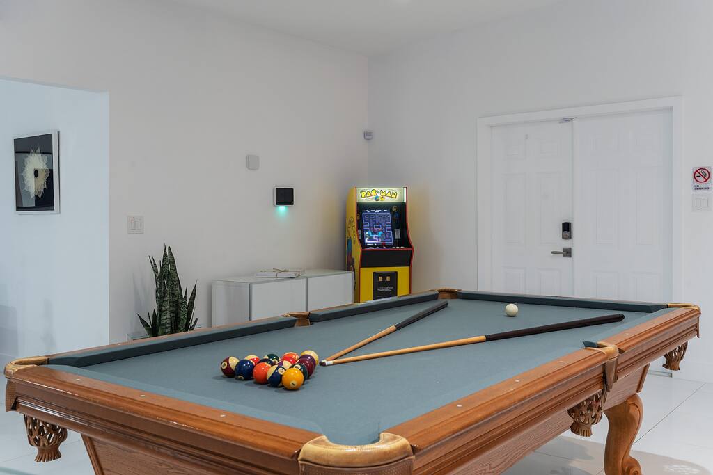 lux-miami-villa-or-heated-pool-or-10-min-to-beach/