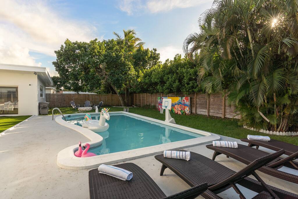 Private pool with a lot of fun!