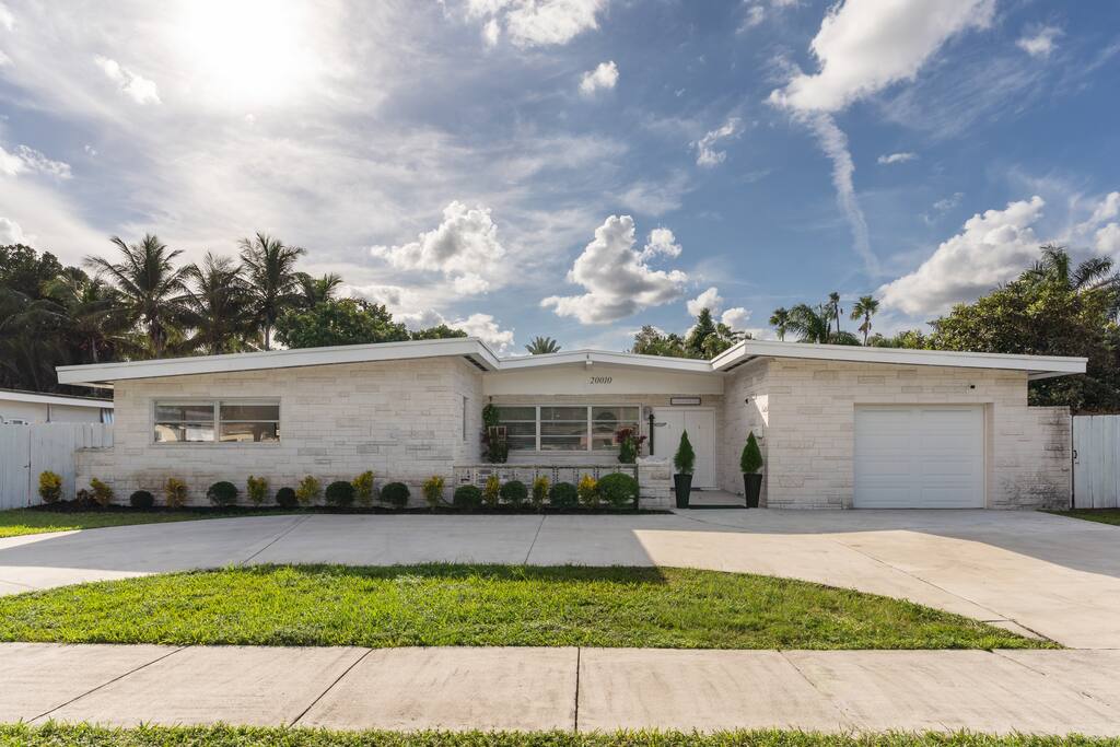 lux-miami-villa-or-heated-pool-or-10-min-to-beach/