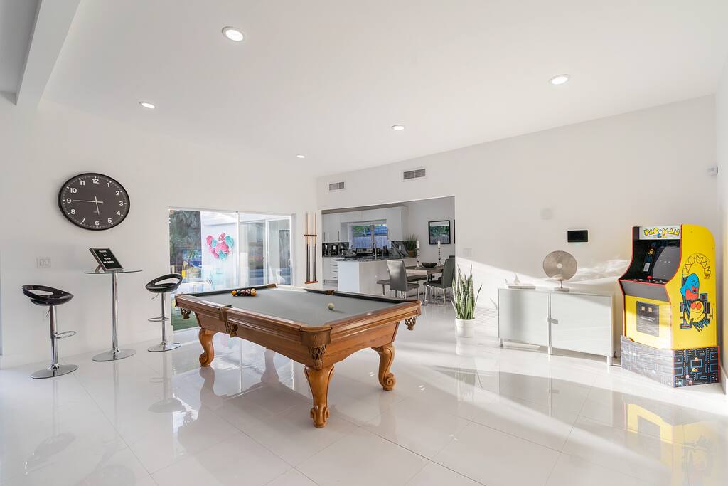 lux-miami-villa-or-heated-pool-or-10-min-to-beach/