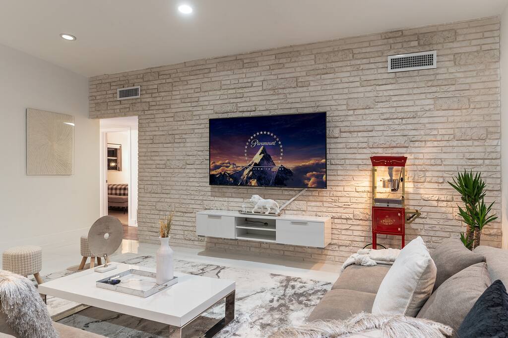 lux-miami-villa-or-heated-pool-or-10-min-to-beach/