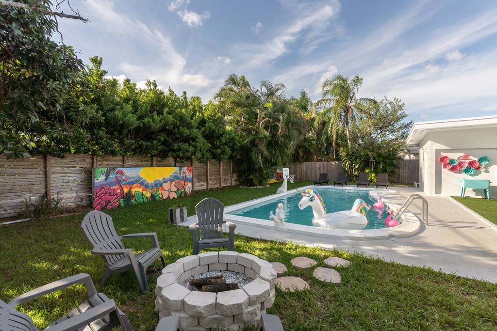 Cozy Fire Pit Facing the Pool