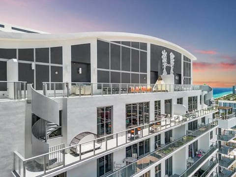 Hyde Penthouse | 2-Story Balcony Terrace by Ventur