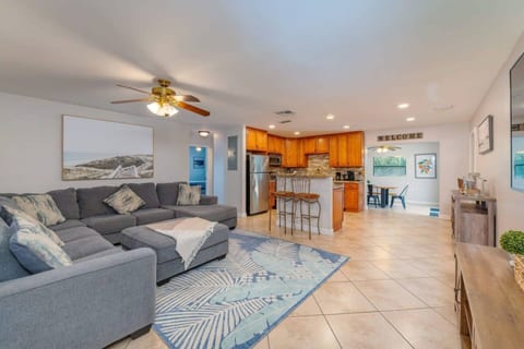 Ventur Tropical w Hot Tub | Close to Beach