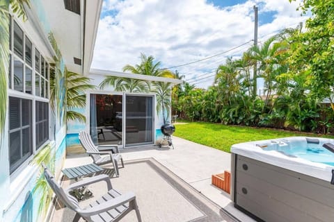 Ventur Tropical w Hot Tub | Close to Beach