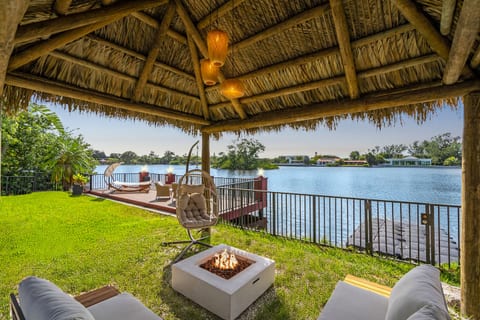Waterfront Jungle House, Firepit, Kayaks & Sunset
