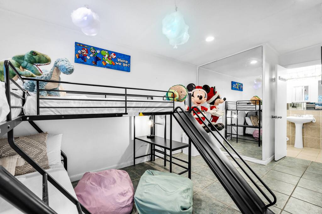 waterfront-jungle-house-firepit-kayaks-and-sunset/