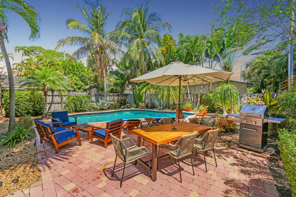 ventur-escapade-or-heated-pool-private-guest-house/
