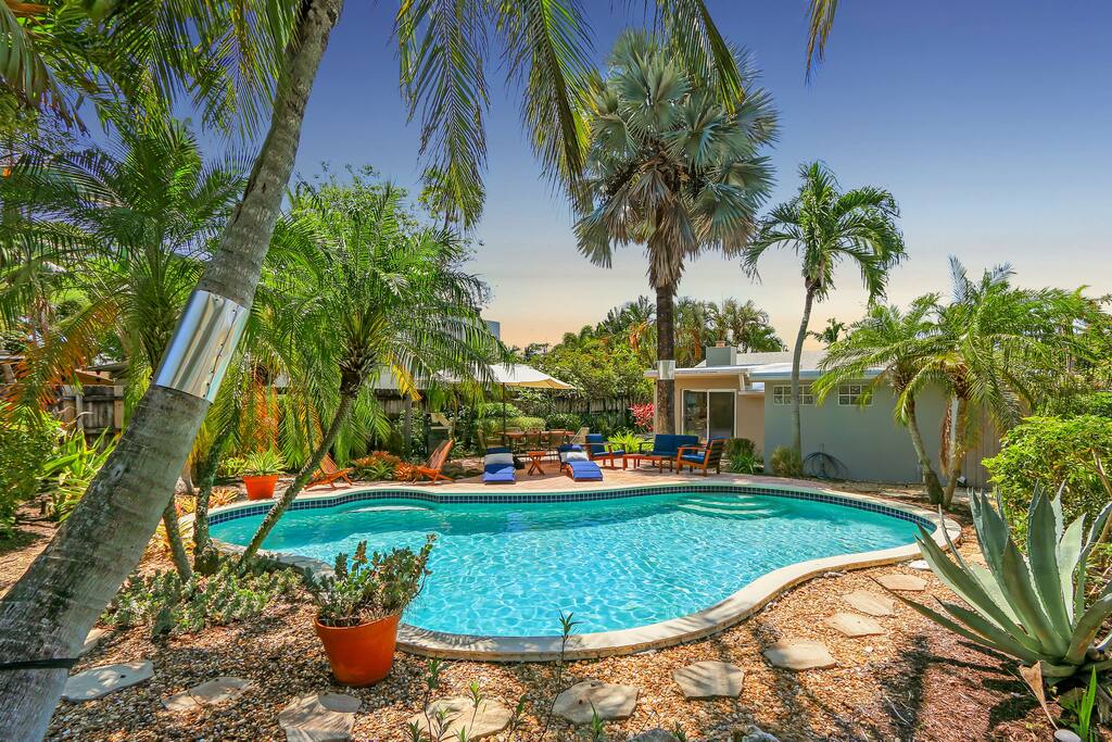 ventur-escapade-or-heated-pool-private-guest-house/