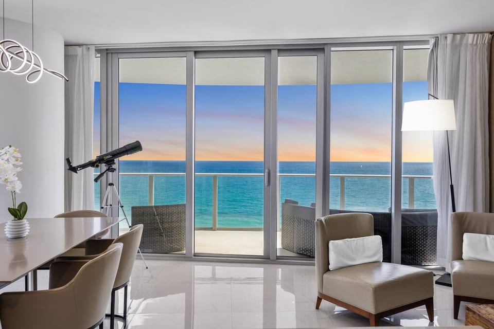 Ventur Beachfront Luxe Condo | Lyfe Beach Resort - Hollywood