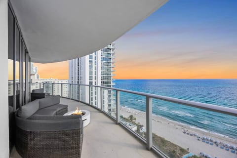 Ventur Beachfront Luxe Condo | Lyfe Beach Resort