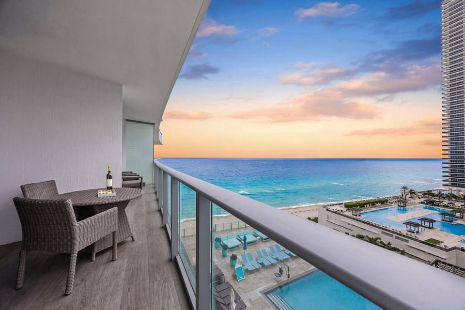 Ventur Luxe Condo l Oceanview | Gym, Beach Access - Hollywood
