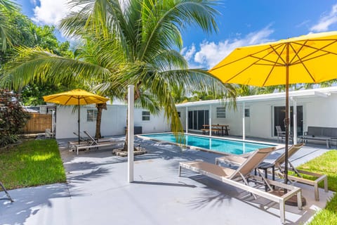 6 Bedroom Home w Pool - Ping pong & Outdoor Shower