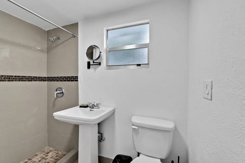 6 Bedroom Home w Pool - Ping pong & Outdoor Shower