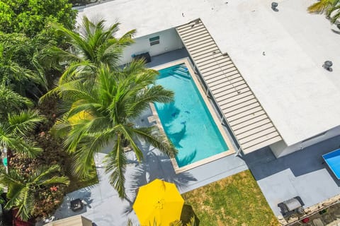 6 Bedroom Home w Pool - Ping pong & Outdoor Shower