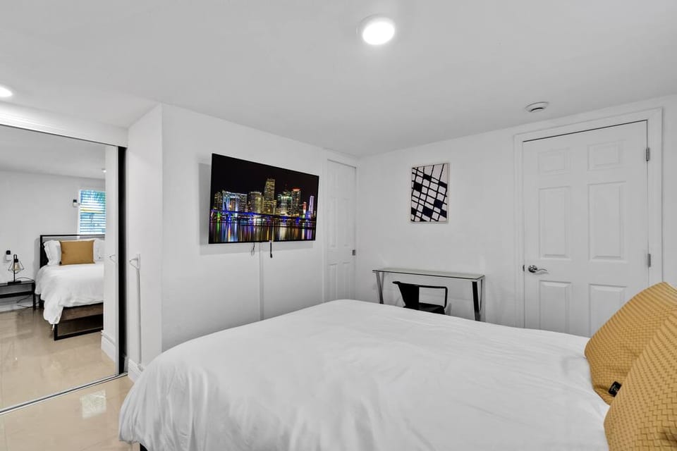 6 Bedroom Home w Pool - Ping pong & Outdoor Shower - Hollywood