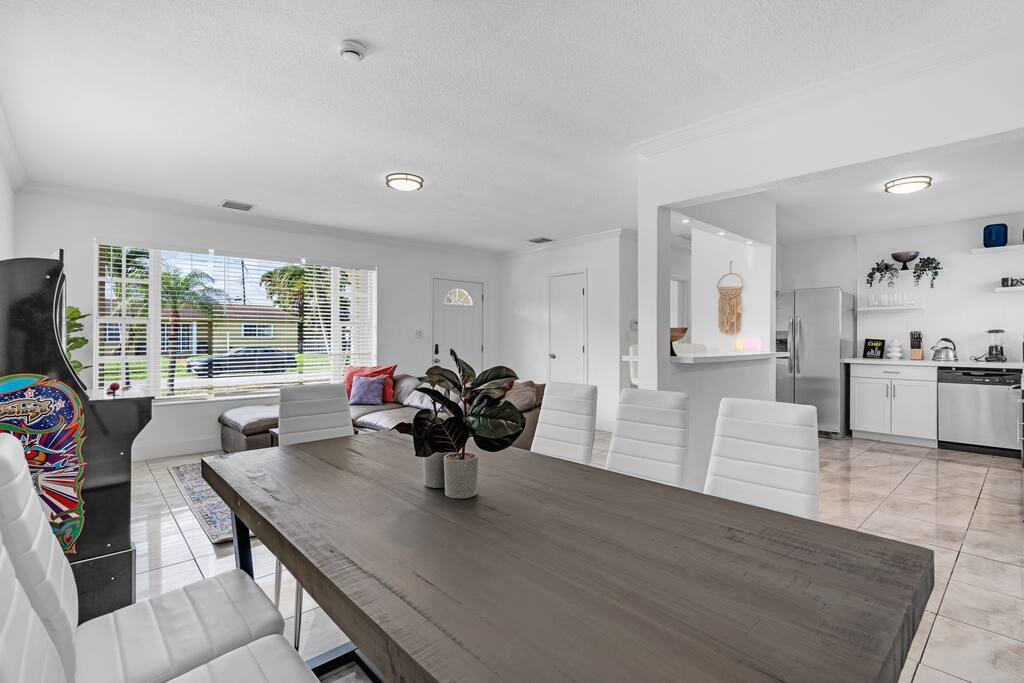 Cozy Miami Private Pool House W/ Arcade Games, BBQ