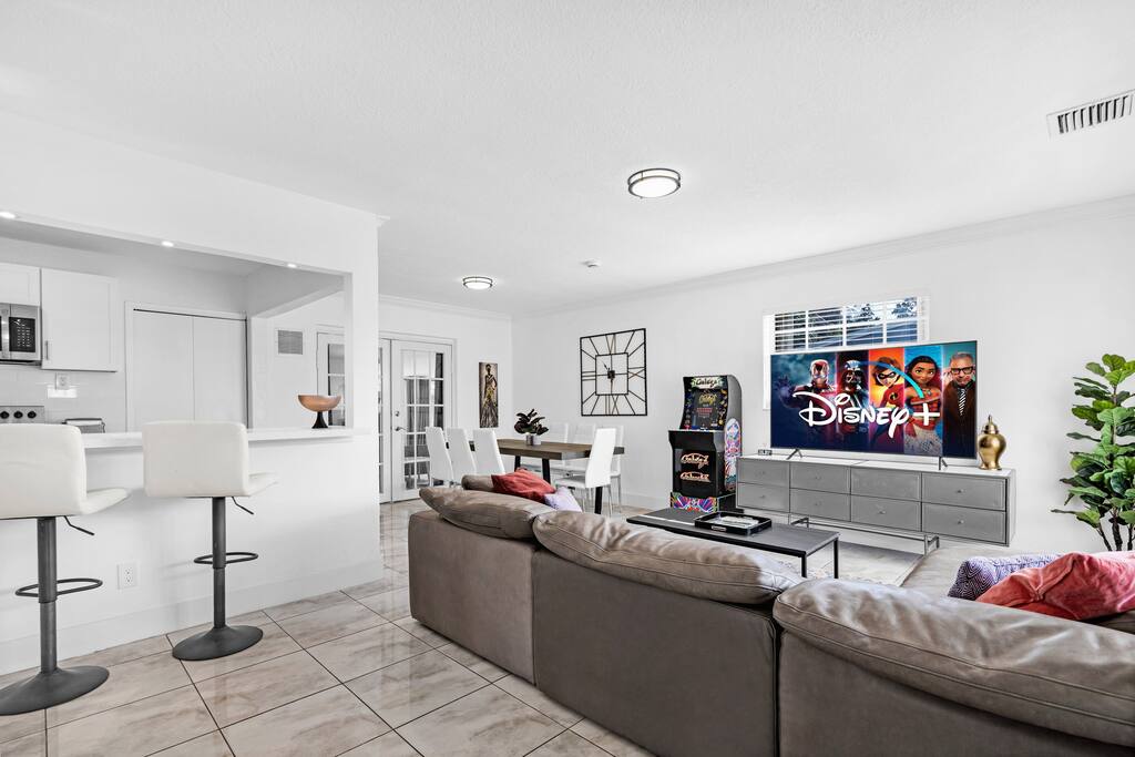 Cozy Miami Private Pool House W/ Arcade Games, BBQ
