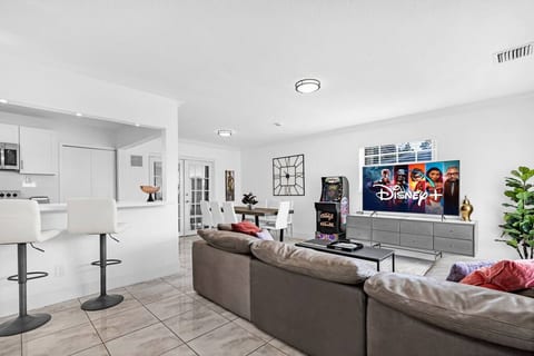 Cozy Miami Private Pool House W/ Arcade Games, BBQ