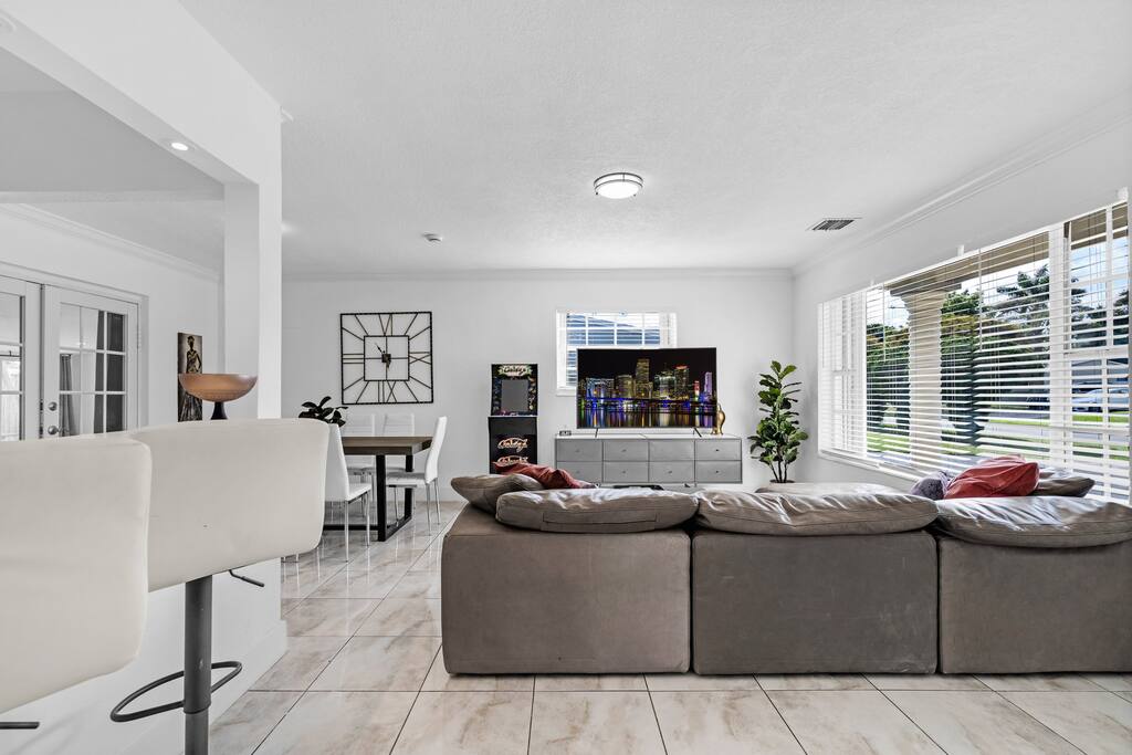 Cozy Miami Private Pool House W/ Arcade Games, BBQ