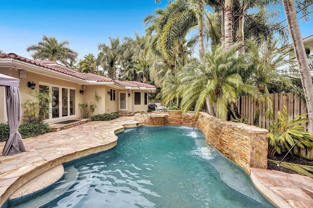 Outdoor Private Heated Pool & Spa