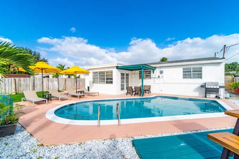 Cozy Hollywood Private Pool Retreat - Ping pong