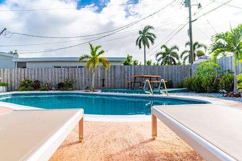 Cozy Hollywood Private Pool Retreat - Ping pong