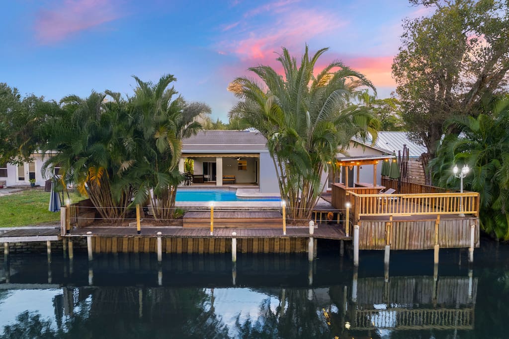 waterfront-house-or-cozy-bar-area-and-arcade-games/
