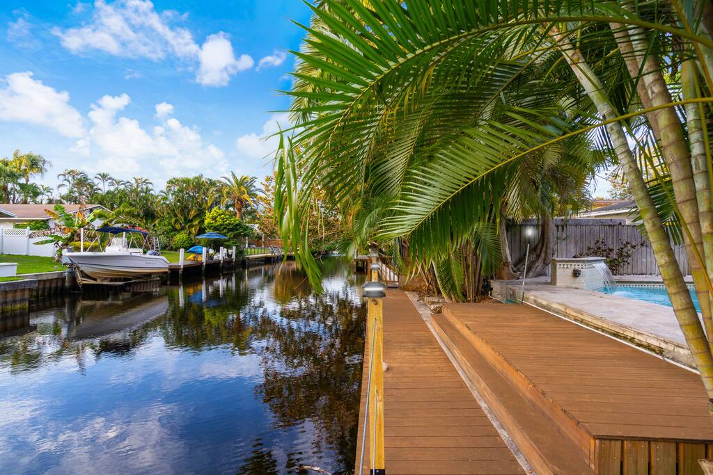 waterfront-house-or-cozy-bar-area-and-arcade-games/