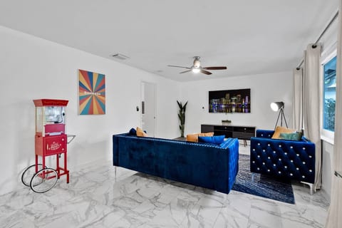 Waterfront House | Cozy Bar Area & Arcade Games