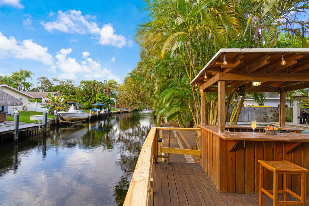 waterfront-house-or-cozy-bar-area-and-arcade-games/