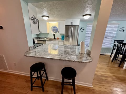 🌴 Spacious Beach Cottage at Ocean Lakes | Sleeps 6 | Golf Cart Included | Pet-Friendly Option