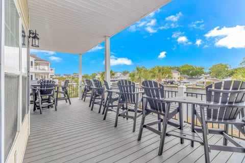 🌅 Luxury Waterfront Home in Ocean Lakes | Sleeps 10 | 2 Golf Carts | Lakefront Deck