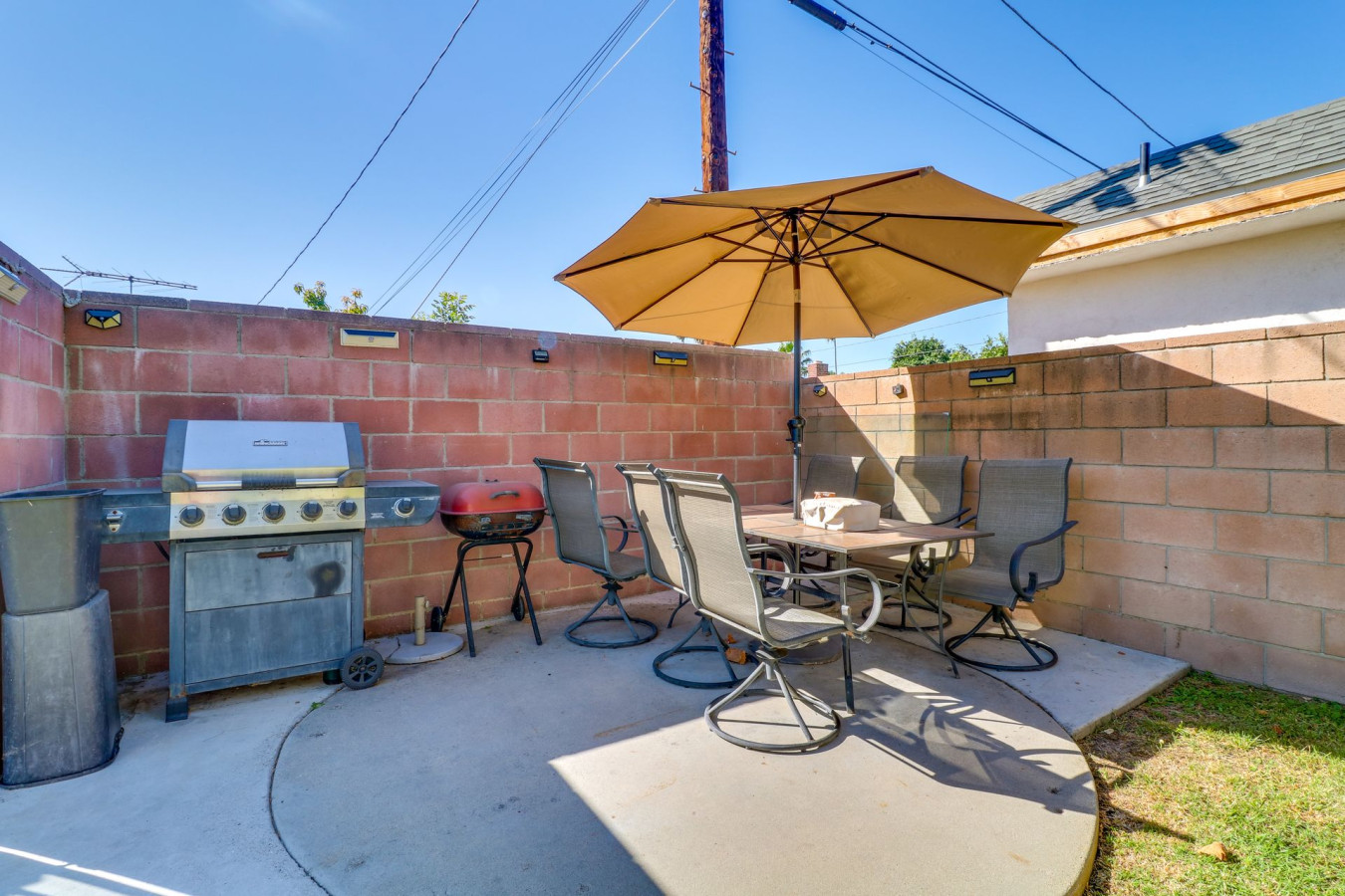 North Hills 2BR Home + Outdoor Pool - Los Angeles