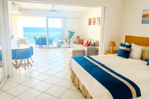  Panoramic Stunning Seaview Modern Apartment, Cu