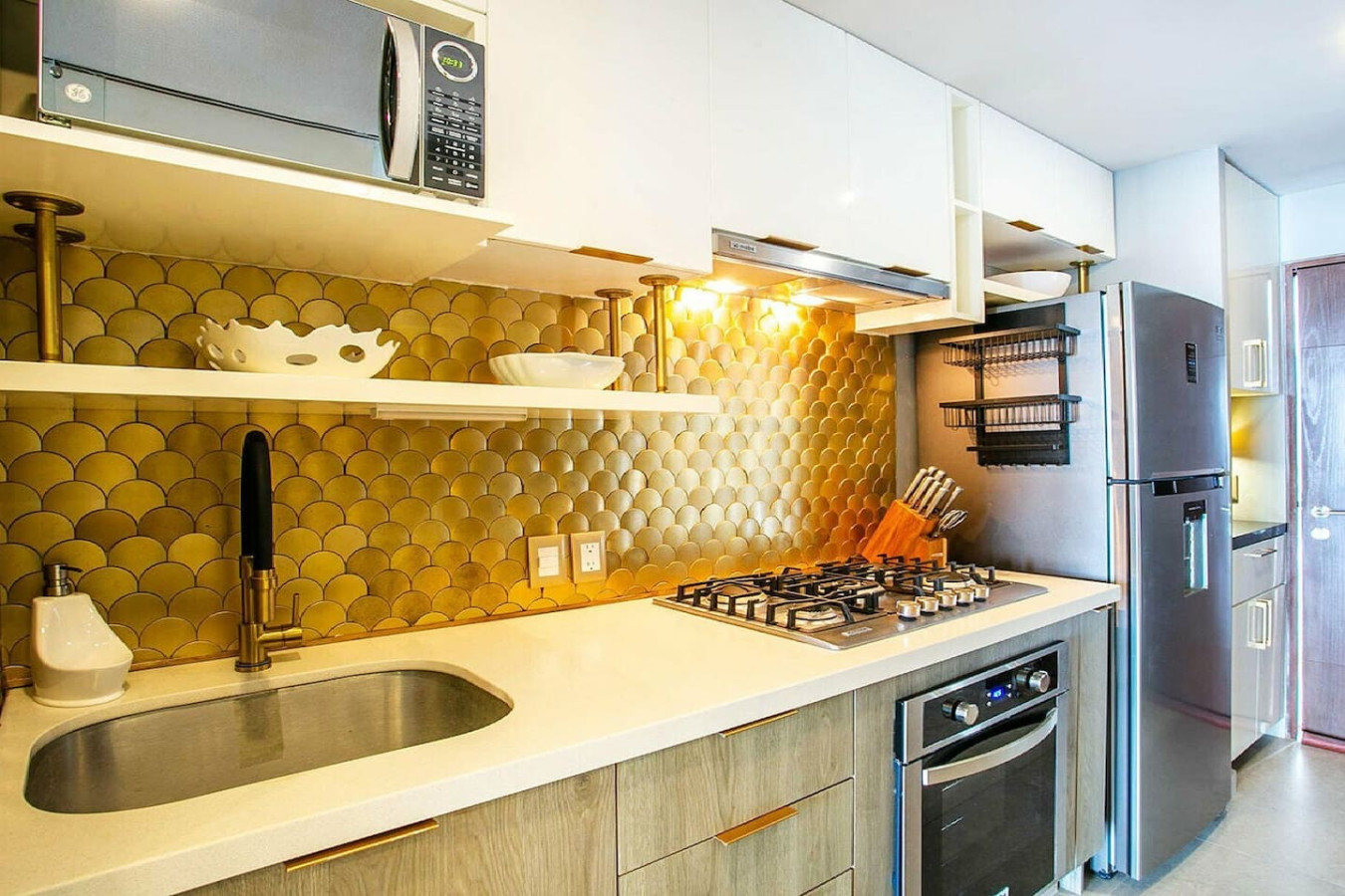 gorgeous-designer-studio-w-free-breakfast/