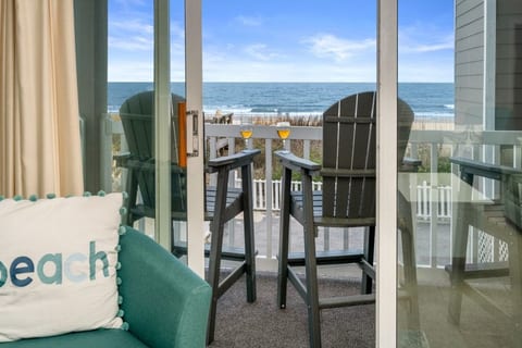 Direct Oceanfront 2bdrm w/ pool - Linens Included! image 1