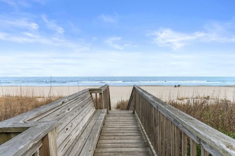 Direct Oceanfront 2bdrm w/ pool - Linens Included!