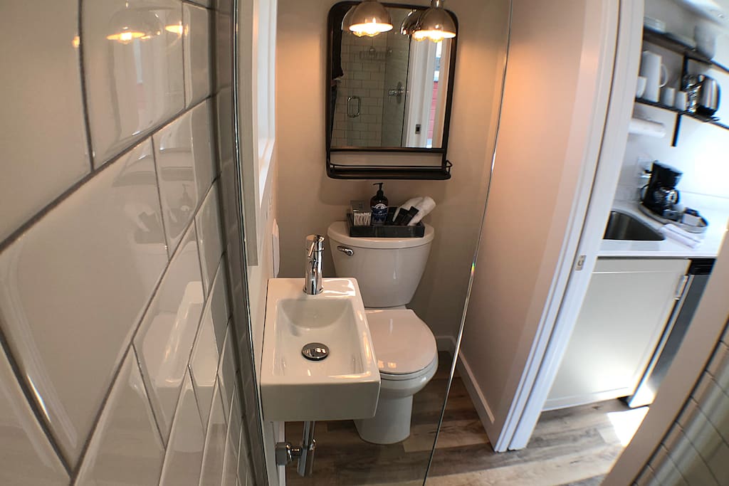 A bathroom with all of the essentials.