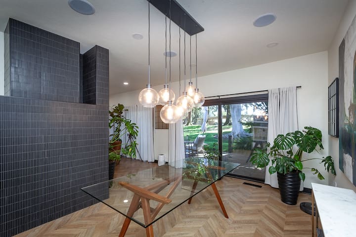 Modern, Renovated Private Oasis