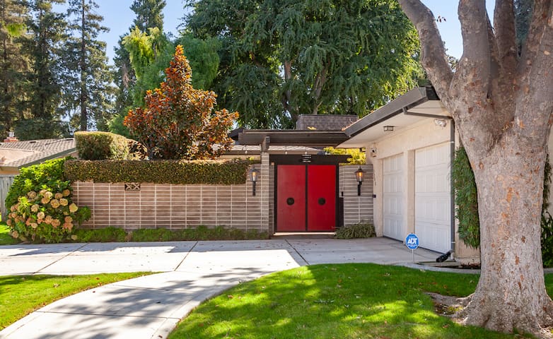 Modern, Renovated Private Oasis
