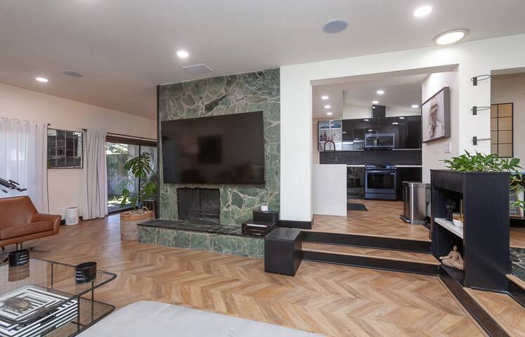 Modern, Renovated Private Oasis